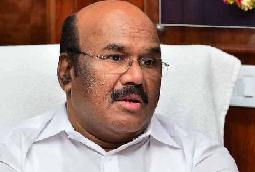 ”உதயநிதி டி-ஷர்ட் அணிந்து வருகிறார். ”உதயநிதி டி-ஷர்ட் அணிந்து வருகிறார்..கட்சியினர் அணிந்து வந்தால் ஒப்புக்கொள்வாரா?”