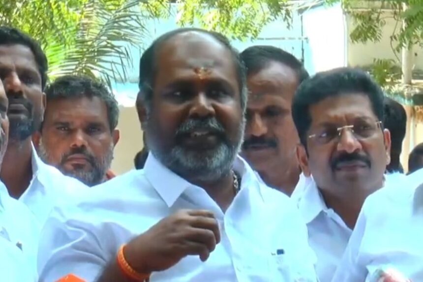 எங்கள் உயிருக்கு அச்சுறுத்தல் ஏற்பட்டால், இவர்கள் தான் பொறுப்பு -முன்னாள் அமைச்சர் பரபரப்பு குற்றச்சாட்டு எங்கள் உயிருக்கு அச்சுறுத்தல் ஏற்பட்டால், இவர்கள் தான் பொறுப்பு -முன்னாள் அமைச்சர் பரபரப்பு குற்றச்சாட்டு