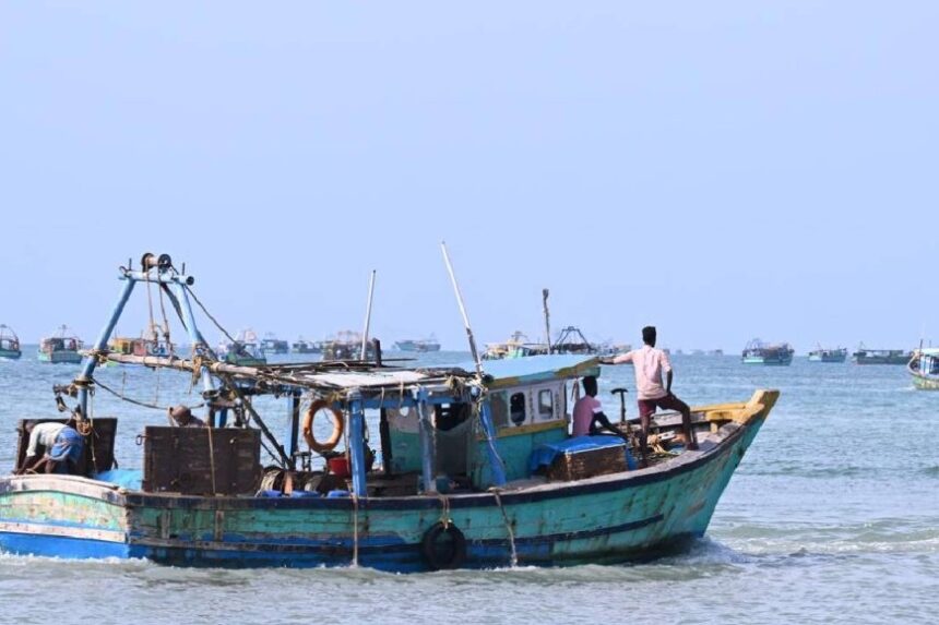 எல்லை தாண்டி மீன்பிடித்ததாக குற்றச்சாட்டு.. எல்லை தாண்டி மீன்பிடித்ததாக குற்றச்சாட்டு…நாகை மீனவர்களை கூண்டோடு பிடித்துச்சென்ற இலங்கை கடற்படை