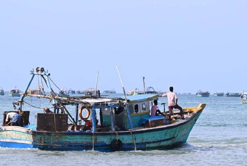 எல்லை தாண்டி மீன்பிடித்ததாக குற்றச்சாட்டு…நாகை மீனவர்களை கூண்டோடு பிடித்துச்சென்ற இலங்கை கடற்படை
