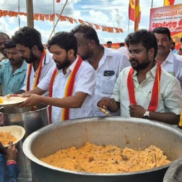 ஏழை எளிய மக்களுக்கு அன்னதானம் இட்ட தவெகவினர்.. எதற்கு தெரியுமா?