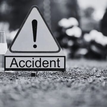 கார் மோதி பெண் காவலர் காலில் எலும்பு முறிவு