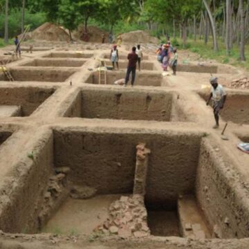 கீழடி 10 கட்ட அகழாய்வு : சுடுமண் தொட்டி கண்டெடுப்பு