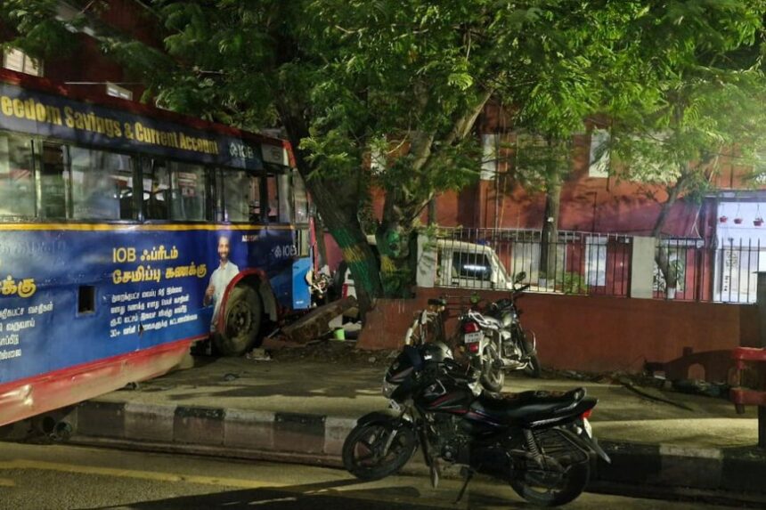 குடிபோதையில் பஸ் மெக்கானிக் செய்த சம்பவம்-10 நாட்களாக பணி வழங்காததால் ஆத்திரம் குடிபோதையில் பஸ் மெக்கானிக் செய்த சம்பவம்-10 நாட்களாக பணி வழங்காததால் ஆத்திரம்