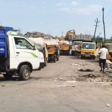 "குப்பை கொட்டாதே" என்று தாக்குதல். "குப்பை கொட்டாதே" என்று தாக்குதல்.. வாகன ஓட்டுநரை தாக்கிய 3 பேர் கைது!