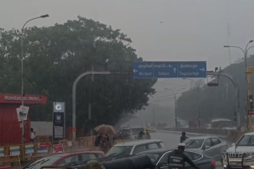 சென்னையில் இன்று கொட்டித்தீர்த்த கனமழை - தீபாவளிக்கு மழை பெய்யும் இடங்கள் இதோ... சென்னையில் இன்று கொட்டித்தீர்த்த கனமழை – தீபாவளிக்கு மழை பெய்யும் இடங்கள் இதோ…