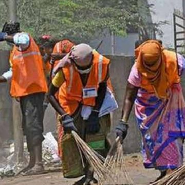 டன் கணக்கில் குவிந்த பட்டாசு குப்பைகள்.. டன் கணக்கில் குவிந்த பட்டாசு குப்பைகள்…அகற்ற தூய்மைப் பணியாளர்கள் தீவிரம்