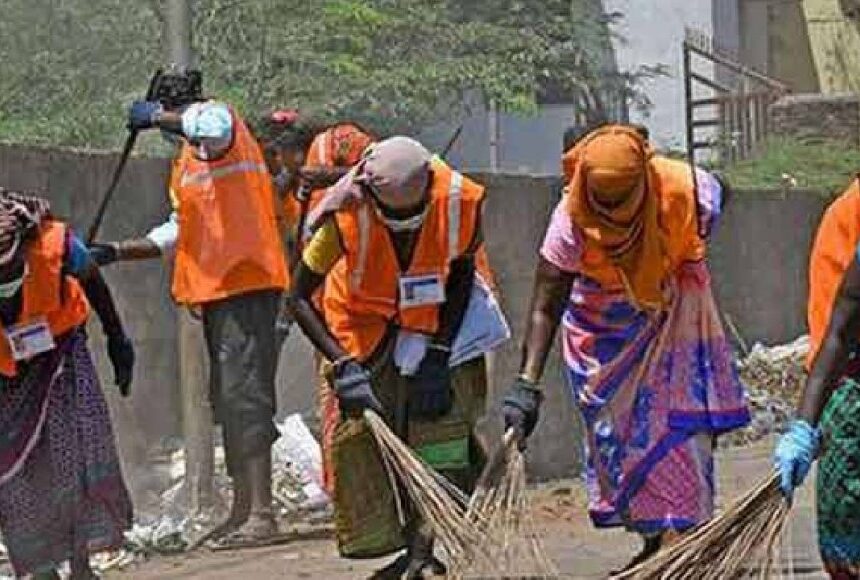 டன் கணக்கில் குவிந்த பட்டாசு குப்பைகள்.. டன் கணக்கில் குவிந்த பட்டாசு குப்பைகள்…அகற்ற தூய்மைப் பணியாளர்கள் தீவிரம்