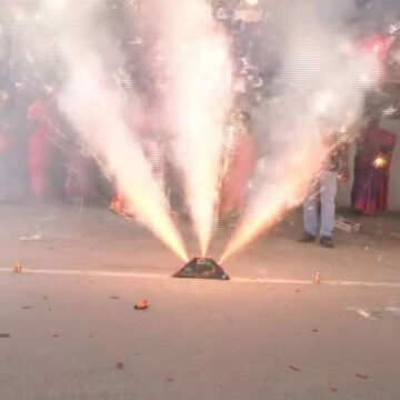 தமிழ்நாடு முழுவதும் தீபாவளி பண்டிகை கொண்டாட்டம்.. புத்தாடை உடுத்தி பட்டாசு வெடித்து மகிழ்ச்சி