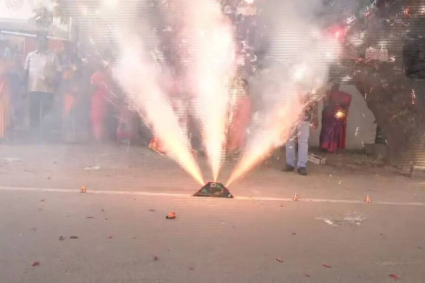 தமிழ்நாடு முழுவதும் தீபாவளி பண்டிகை கொண்டாட்டம்.. புத்தாடை உடுத்தி பட்டாசு வெடித்து மகிழ்ச்சி