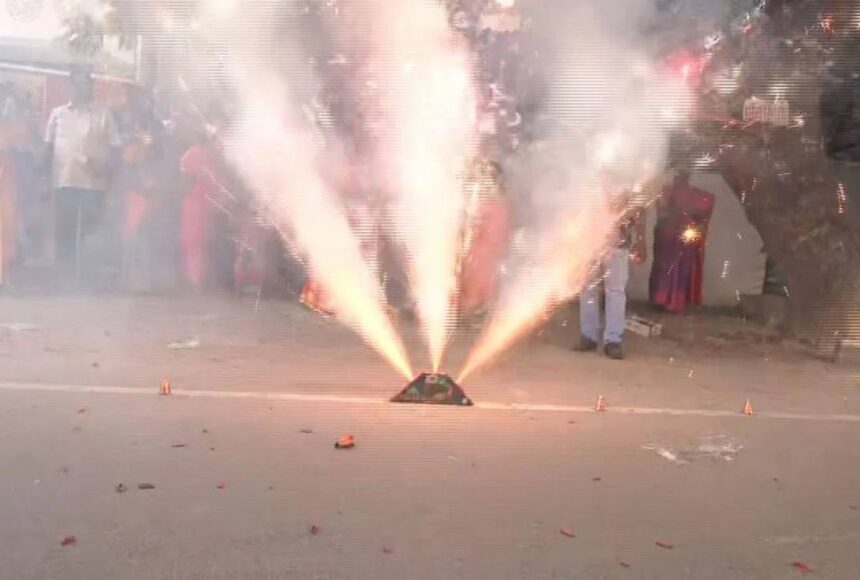 தமிழ்நாடு முழுவதும் தீபாவளி பண்டிகை கொண்டாட்டம்.. புத்தாடை உடுத்தி பட்டாசு வெடித்து மகிழ்ச்சி