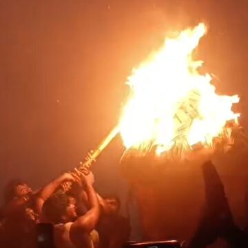 திருவண்ணாமலை தீபத்திருவிழா.. 2,668 அடி உயர மலை உச்சியில் அரோகரா முழக்கத்துடன் மகா தீபம் . திருவண்ணாமலை தீபத்திருவிழா.. 2,668 அடி உயர மலை உச்சியில் அரோகரா முழக்கத்துடன் மகா தீபம் ..!