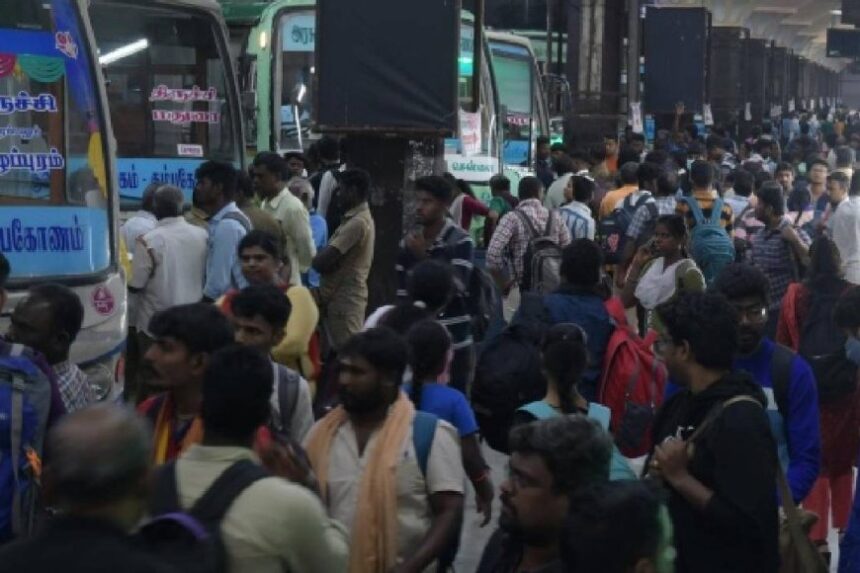 தீபாவளி - சொந்த ஊர்களுக்கு செல்ல படையெடுத்த மக்கள் தீபாவளி – சொந்த ஊர்களுக்கு செல்ல படையெடுத்த மக்கள்