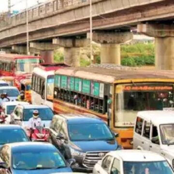 தீபாவளியையொட்டி சொந்த ஊர்களுக்கு படையெடுக்கும் மக்கள்.. 2 கி.மீ. போக்குவரத்து பாதிப்பு