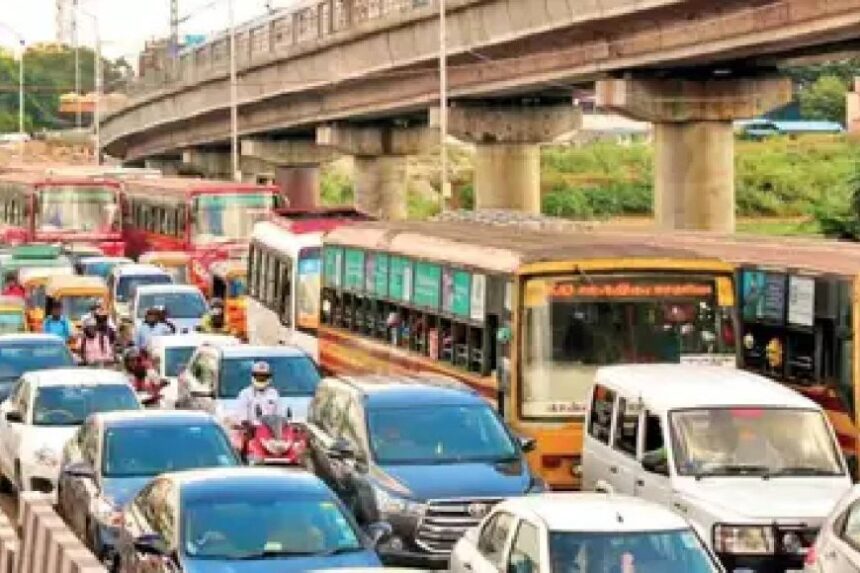 தீபாவளியையொட்டி சொந்த ஊர்களுக்கு படையெடுக்கும் மக்கள்.. 2 கி.மீ. போக்குவரத்து பாதிப்பு