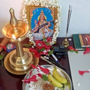 "தொழில் நிறுவனங்களுக்கும், தொழிலாளா்களுக்கும் வாழ்த்துகள்" ஆயுத பூஜைக்கு தலைவர்களின் வாழ்த்து