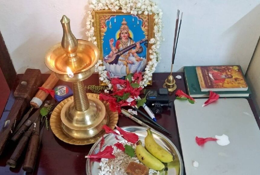 "தொழில் நிறுவனங்களுக்கும், தொழிலாளா்களுக்கும் வாழ்த்துகள்" ஆயுத பூஜைக்கு தலைவர்களின் வாழ்த்து