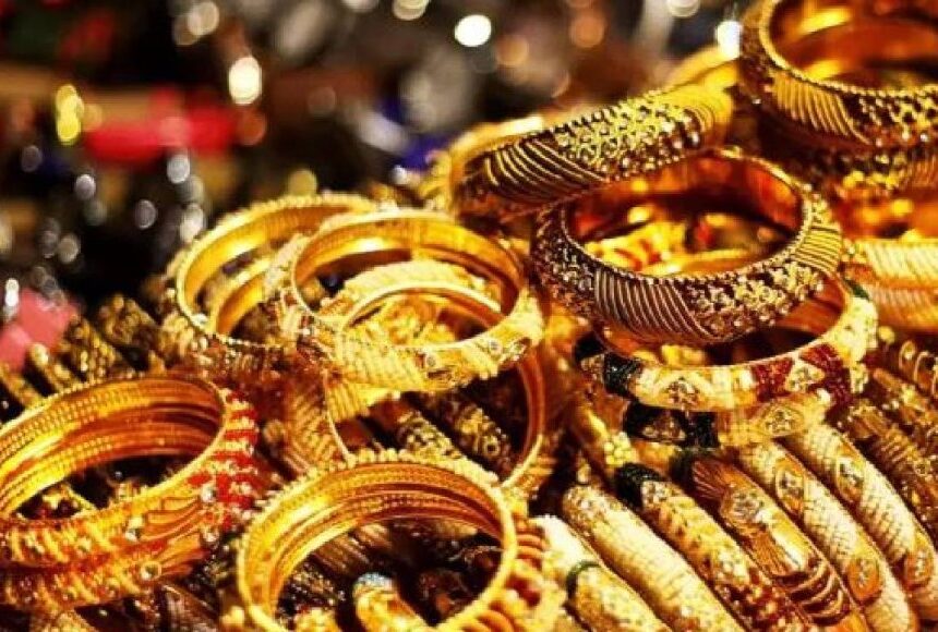 நகைப்பிரியர்களுக்கு ஷாக்..தொடர்ந்து உயரும் தங்கம் விலை. நகைப்பிரியர்களுக்கு ஷாக்..தொடர்ந்து உயரும் தங்கம் விலை..இன்னைக்கு ரேட் என்ன தெரியுமா?