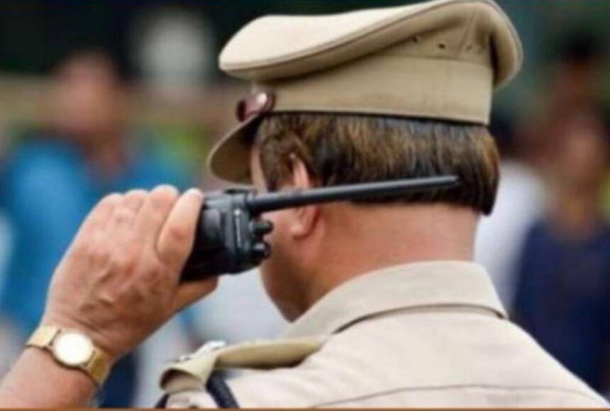 போலீஸ் வாக்கி டாக்கியை பறித்து தண்ணீரில் எறிந்த வழக்கு. போலீஸ் வாக்கி டாக்கியை பறித்து தண்ணீரில் எறிந்த வழக்கு.. இளைஞருக்கு நீதிமன்றம் போட்ட உத்தரவு