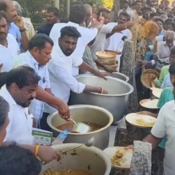 மத நல்லிணக்கம்: தர்காவில் ஆடுகளை பலியிட்டு விருந்து படைத்த இந்துக்கள்