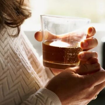 மது போதையில் சண்டையிட்ட வட மாநிலப் பெண்கள் 