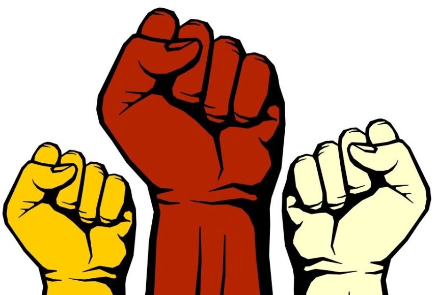 மாணவனைத் தாக்கிய தலைமையாசிரியரைக் கண்டித்து அரசு பள்ளி முற்றுகை மாணவனைத் தாக்கிய தலைமையாசிரியரைக் கண்டித்து அரசு பள்ளி முற்றுகை