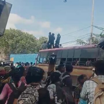 மீண்டும்..மீண்டுமா?: இவங்க ரகளை தாங்க முடியல- அராஜகம் செய்யும் மாணவர்கள் 