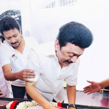 முரசொலி செல்வம் மறைவு: கண்ணீர் விட்டு அழுத முதல்வர்- நேரில் அஞ்சலி செலுத்திய பிரபலங்கள் 