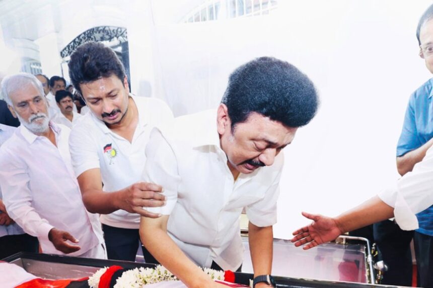 முரசொலி செல்வம் மறைவு: கண்ணீர் விட்டு அழுத முதல்வர்- நேரில் அஞ்சலி செலுத்திய பிரபலங்கள் முரசொலி செல்வம் மறைவு: கண்ணீர் விட்டு அழுத முதல்வர்- நேரில் அஞ்சலி செலுத்திய பிரபலங்கள்