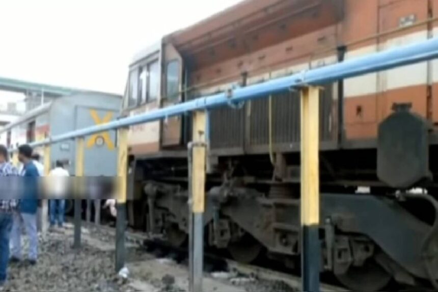 ரயில் தடம்புரண்டு விபத்து.. ரயில் தடம்புரண்டு விபத்து… சக்கரம் கழன்று தடம் புரண்டதாக தகவல்