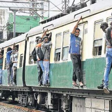 ரயில் படிக்கட்டில் பயணம் செய்தால் கடும் தண்டனை : தெற்கு ரயில்வே எச்சரிக்கை 