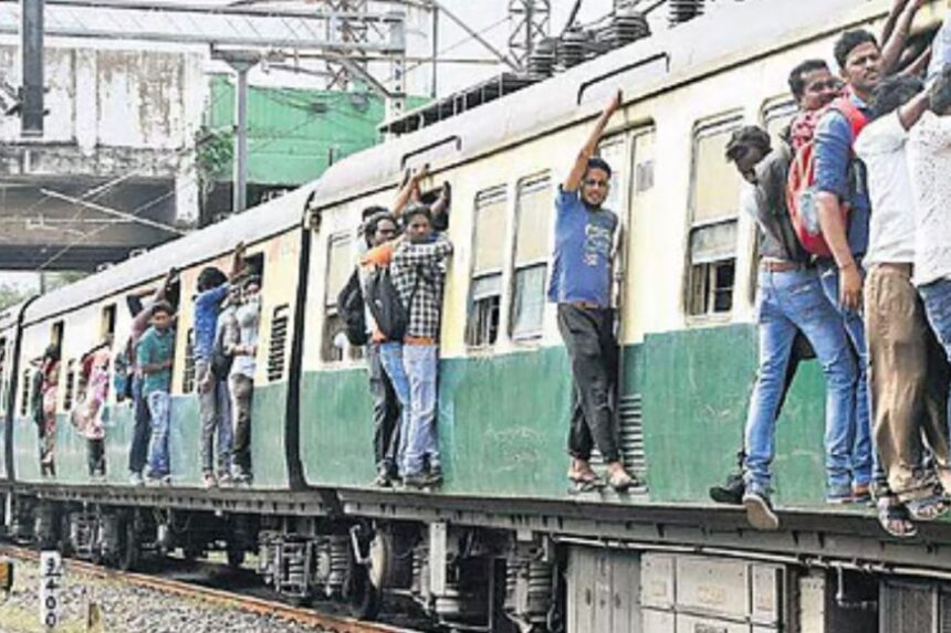 ரயில் படிக்கட்டில் பயணம் செய்தால் கடும் தண்டனை : தெற்கு ரயில்வே எச்சரிக்கை 