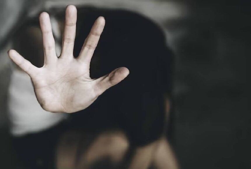 வீட்டில் புகுந்த மழைநீர். வீட்டில் புகுந்த மழைநீர்.. மேல் தளத்தில் தஞ்சம் புகுந்த சிறுமிக்கு நேர்ந்த கொடுமை!