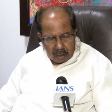 K’taka CM tussle: Cong veteran Moily breathes fire; blames top brass of being blind