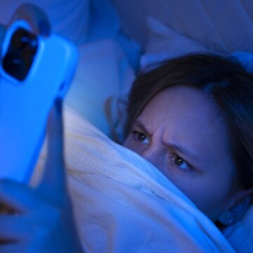 ‘Scrolling on your phone before bed can’: AIIMS trained gastroenterologist warns how bedtime habits disrupt the gut-brain axis; expert verifies