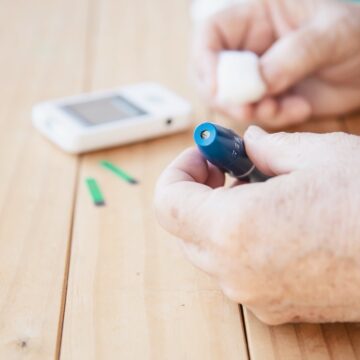 Why a fasting blood sugar of 17.5 mmol/L or 315 mg/dL is considered abnormal for a healthy adult