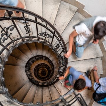 ‘Why can’t I differentiate between the end of one step and the start of other when going down a staircase?’