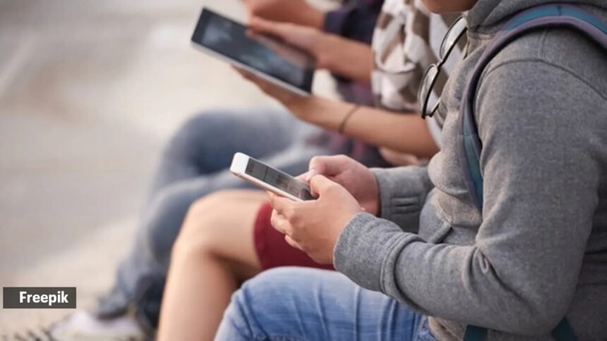 A smartphone before age 12 could carry health risks, study says A smartphone before age 12 could carry health risks, study says