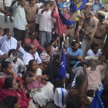 பழைய ஓய்வூதிய திட்டம் கோரி அரசு ஊழியர்கள் போராட்டம் : காவல்துறையினர் கைது செய்தனர் பழைய ஓய்வூதிய திட்டம் கோரி அரசு ஊழியர்கள் போராட்டம் : காவல்துறையினர் கைது செய்தனர்