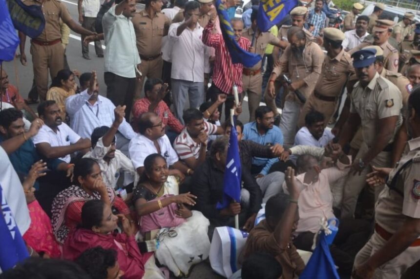 பழைய ஓய்வூதிய திட்டம் கோரி அரசு ஊழியர்கள் போராட்டம் : காவல்துறையினர் கைது செய்தனர்