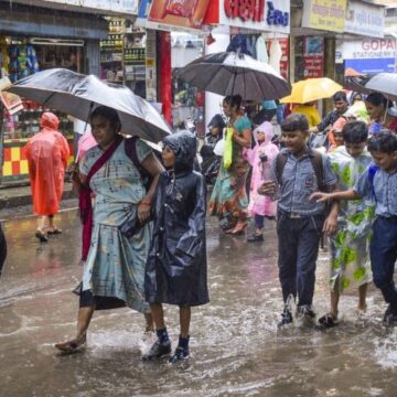 ரெட் அலர்ட் : எந்தந்த மாவட்டங்களில் நாளை பள்ளி, கல்லூரிகளுக்கு விடுமுறை ?