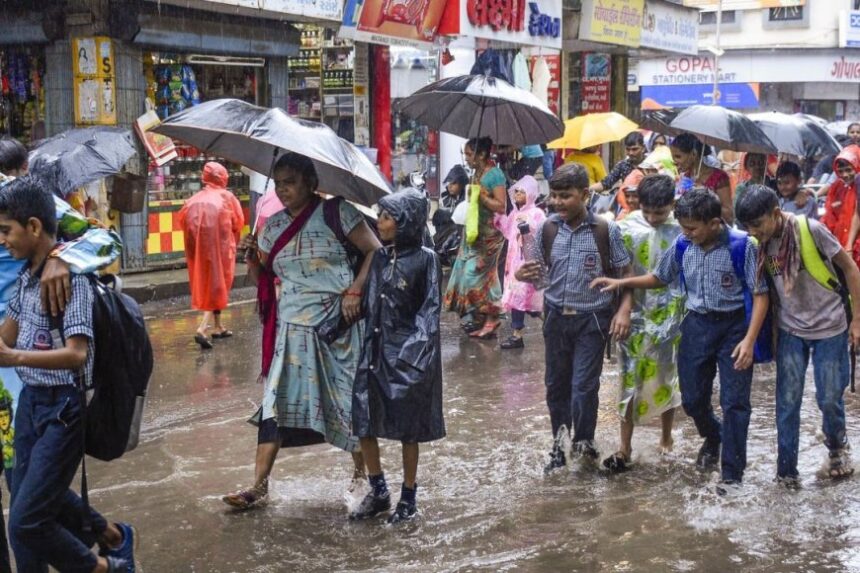 ரெட் அலர்ட் : எந்தந்த மாவட்டங்களில் நாளை பள்ளி, கல்லூரிகளுக்கு விடுமுறை ?