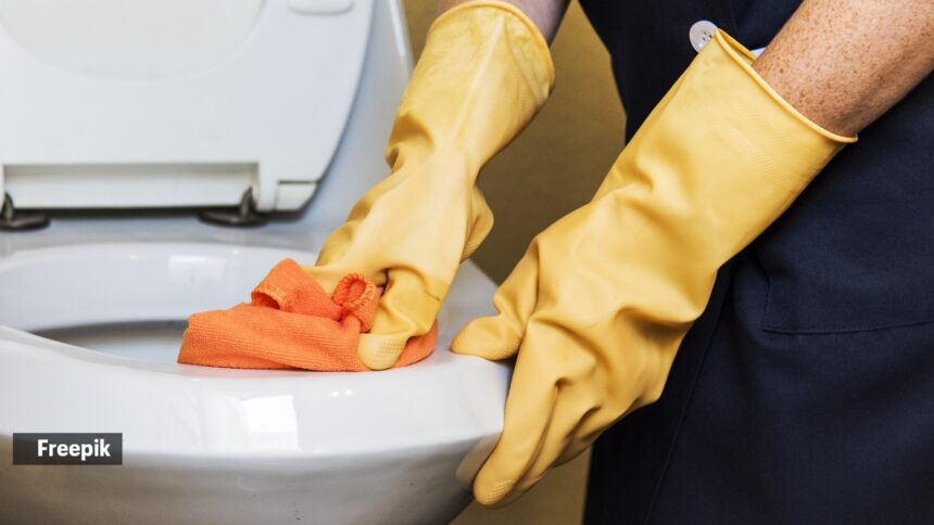 Never mix toilet cleaners, pulmonologist warns after witnessing ’emergency’ case: ‘One wrong combination can permanently injure your lungs’ Never mix toilet cleaners, pulmonologist warns after witnessing ’emergency’ case: ‘One wrong combination can permanently injure your lungs’
