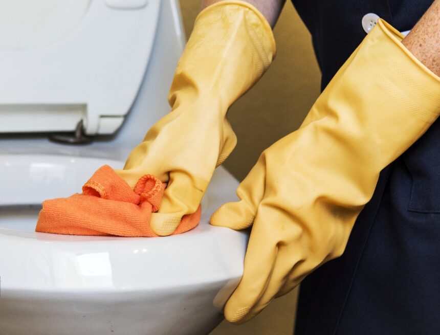 Never mix toilet cleaners, pulmonologist warns after witnessing ’emergency’ case: ‘One wrong combination can permanently injure your lungs’