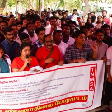 10 அம்ச கோரிக்கையை வலியுறுத்தி வெளிநாட்டில் மருத்துவம் பயின்ற மருத்துவப் பட்டதாரிகள் உண்ணாவிரதம் 