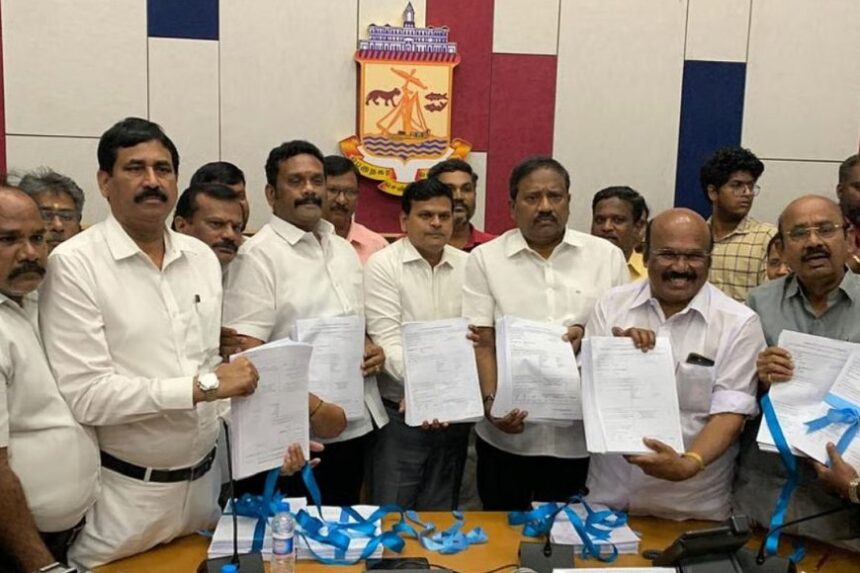 சென்னை மாவட்டத்தில் 28,30,936 வாக்காளர்கள்: பெரிய தொகுதி பெரம்பூர் , சின்ன தொகுதி துறைமுகம் சென்னை மாவட்டத்தில் 28,30,936 வாக்காளர்கள்: பெரிய தொகுதி பெரம்பூர் , சின்ன தொகுதி துறைமுகம்