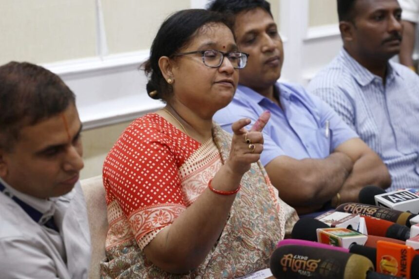 வரும் 26 ஆம் தேதி வரை புதிய வாக்காளர் அடையாள அட்டை  விண்ணப்பிக்கலாம் : தேர்தல் அதிகாரி அர்ச்சனா பட்நாயக்