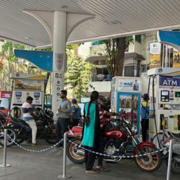 வாகன ஓட்டிகளுக்கு கசப்பு செய்தி : பெட்ரோல் விலையை உயர்த்தி எண்ணெய் நிறுவனங்கள் அறிவிப்பு!