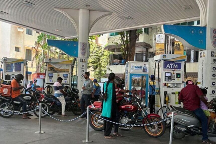 வாகன ஓட்டிகளுக்கு கசப்பு செய்தி : பெட்ரோல் விலையை உயர்த்தி எண்ணெய் நிறுவனங்கள் அறிவிப்பு! வாகன ஓட்டிகளுக்கு கசப்பு செய்தி : பெட்ரோல் விலையை உயர்த்தி எண்ணெய் நிறுவனங்கள் அறிவிப்பு!