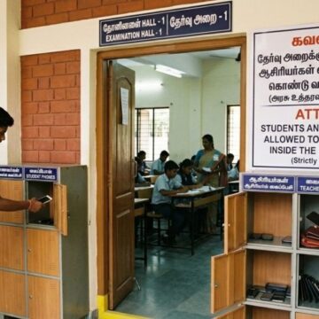 “ஸ்டூடண்ட் மட்டுமல்ல இனி டீச்சர்” செல்போன் கொண்டு வர தடை “ஸ்டூடண்ட் மட்டுமல்ல இனி டீச்சர்” செல்போன் கொண்டு வர தடை.! அரசு தேர்வுகள் இயக்ககம் அறிவிப்பு !